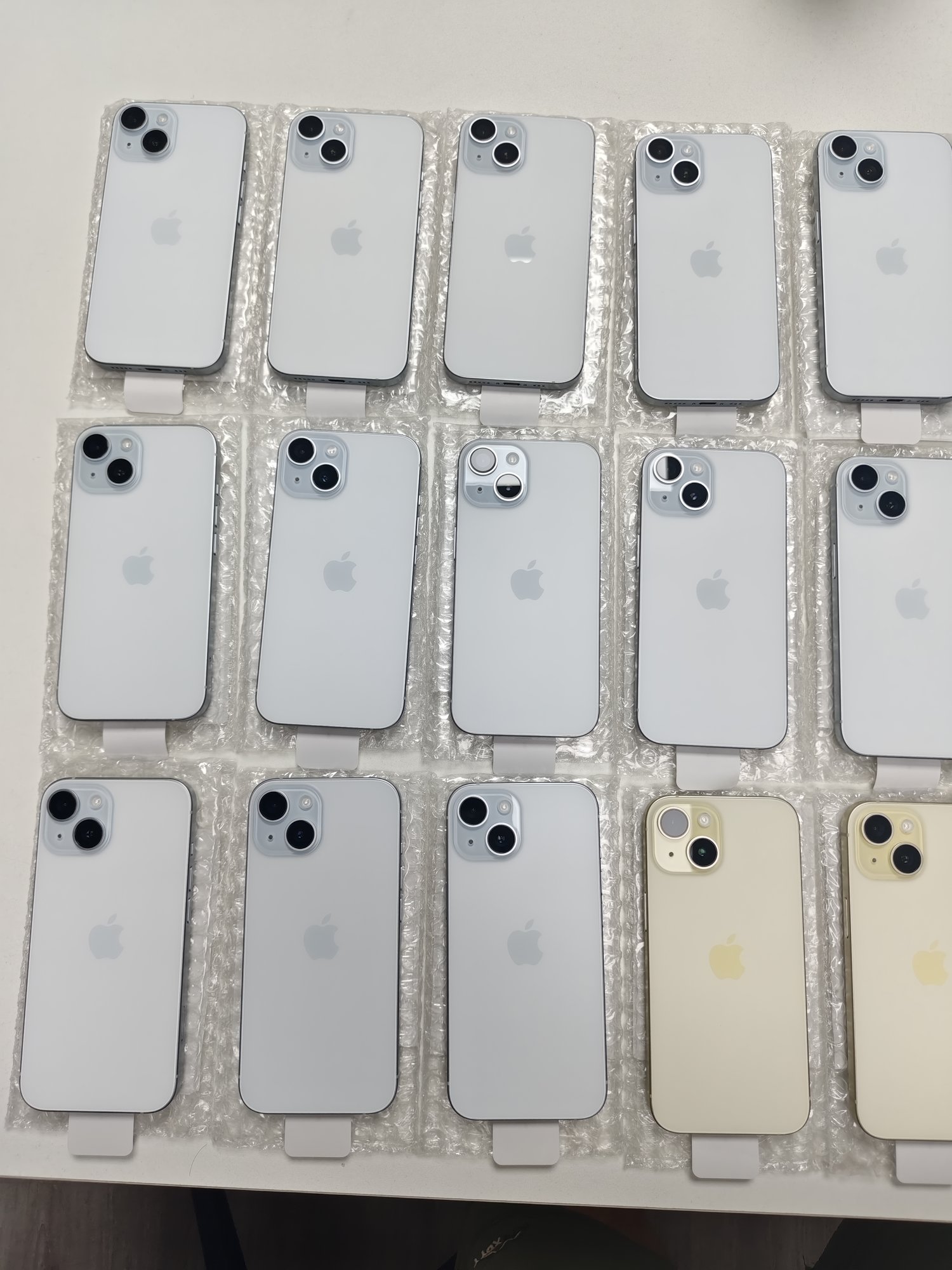 30pcs iPhone 15 Shipped to UK