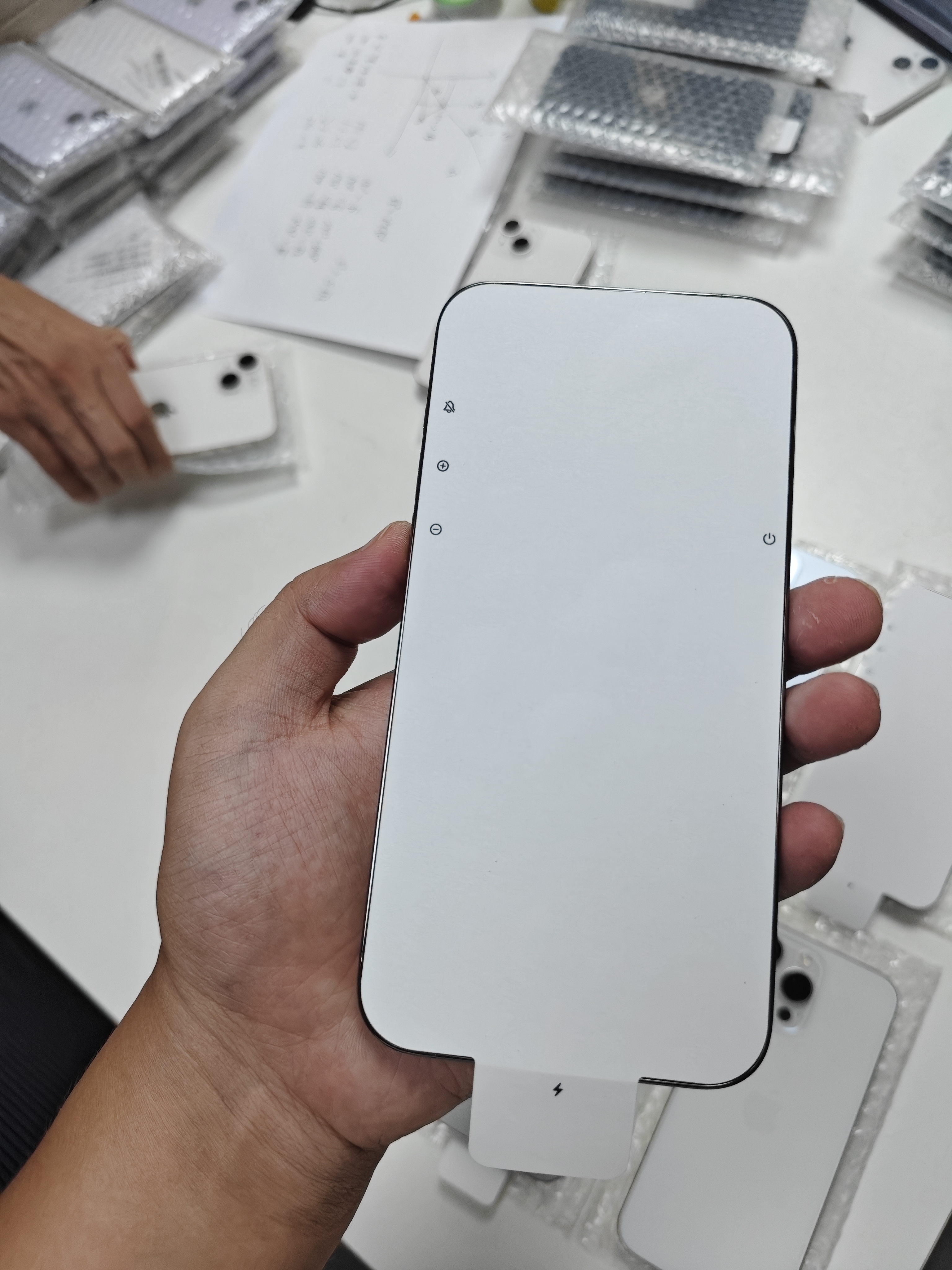 15pcs iPhone 15 pro max  Shipped to Poland